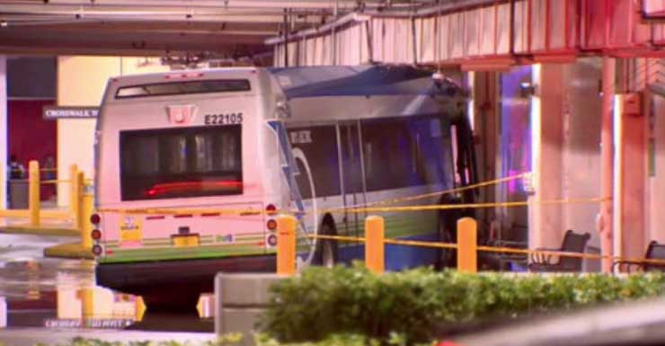 3 pessoas hospitalizadas após ônibus colidir com parede no Aventura Mall