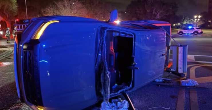 Acidente de carro fecha cruzamento em Maitland, anunciam bombeiros