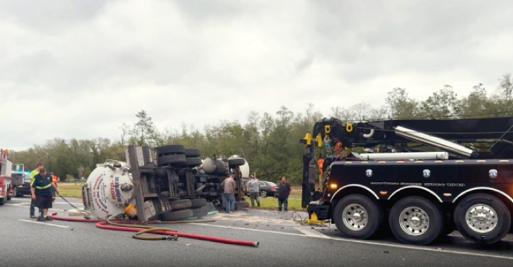 Acidente de trânsito causa bloqueio de estrada em Fountain