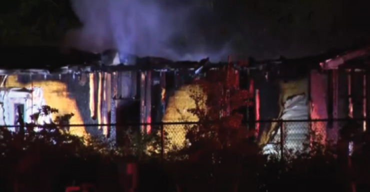 Bombeiros combatem incêndio em residência em Bonita Springs