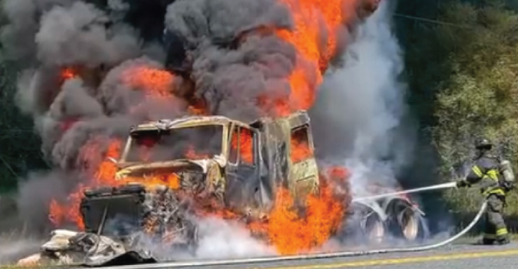 Bombeiros do Condado de Marion apagam incêndio em caminhão semi-reboque; ninguém se feriu