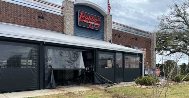 Caminhonete colide contra o pátio externo do Bubba’s 33 no Condado de Escambia