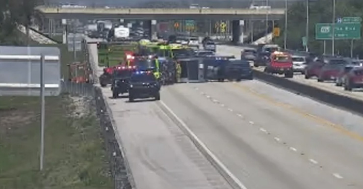 Capotamento na Turnpike próximo à saída da PGA Blvd. reduz tráfego a uma faixa e causa atrasos