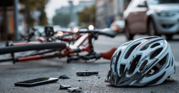 Ciclista é transportado de helicóptero após ser atingido por motorista de Nova York que fugiu do local