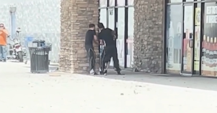 Duas pessoas ficaram feridas em um tiroteio em frente a uma barbearia em Sanford, registrado em vídeo.