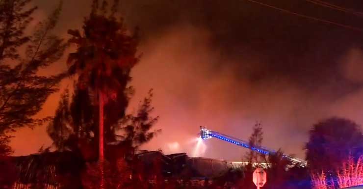 Equipes combatem incêndio de cinco alarmes em armazém perto da Turnpike em Northwest Miami-Dade.