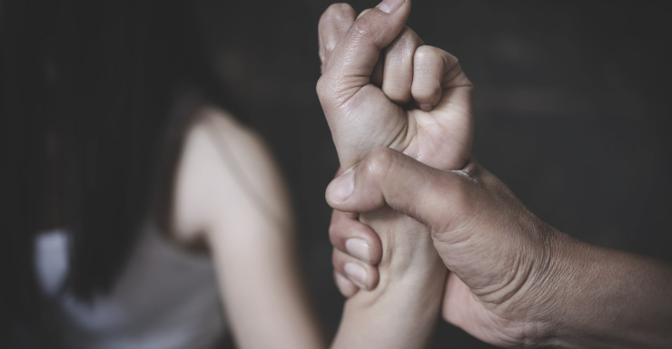 Homem de Fort Myers é acusado de atacar várias mulheres e é encontrado escondido atrás de um galpão