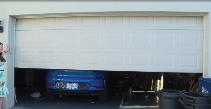 Homem invade casa em Parrish e ataca mulher na garagem