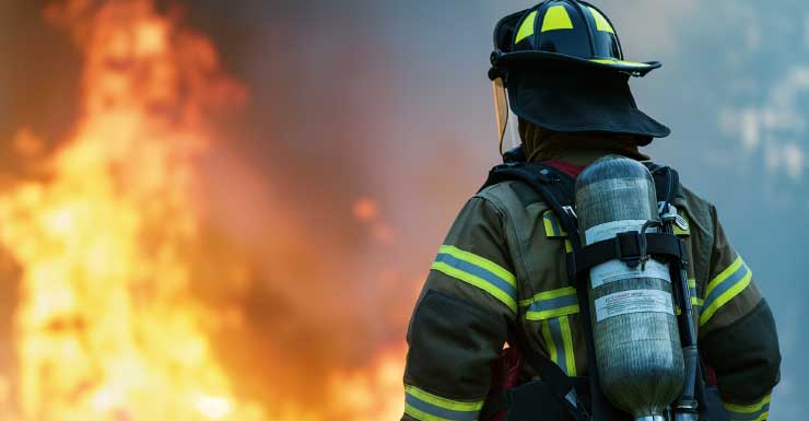 Jovem de 18 anos morre e outras duas pessoas são hospitalizadas após devastador incêndio em casa em Coquina Key