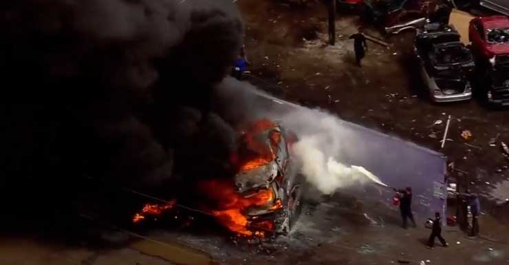 MDFR Incêndio envolvendo vários veículos em ferro-velho de Opa-locka é controlado; nenhuma pessoa ficou ferida