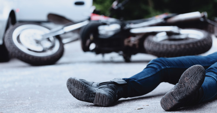 Motociclista morre após perder o controle e atingir três postes na Edgewood Avenue