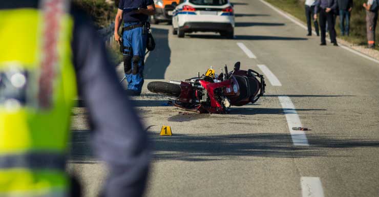 Motociclista morre e motorista de caminhonete fica gravemente ferido em acidente no Condado de Brevard, diz FHP