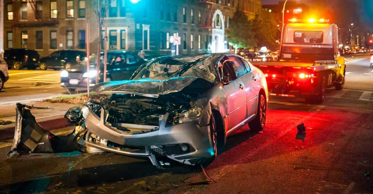 Motorista é levado ao hospital com queimaduras após bater em poste em Liberty City, provocando incêndio