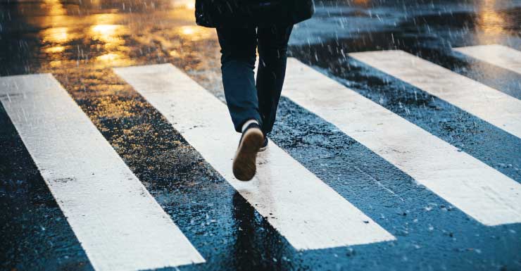 Mulher de 80 anos morre e homem fica ferido após serem atingidos por caminhonete em Orange County