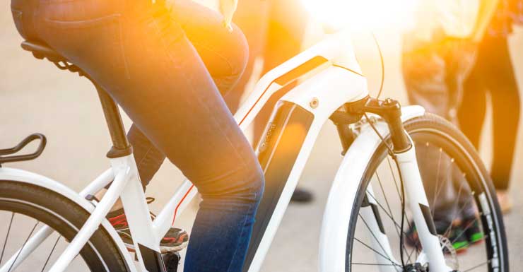 Mulher morre após ser atingida por minivan enquanto andava de e-bike no Condado de Clay, diz Patrulha Rodoviária da Flórida