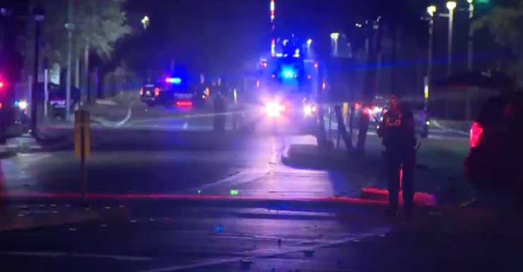 Policial de Riviera Beach é hospitalizado após viatura colidir com poste e árvore