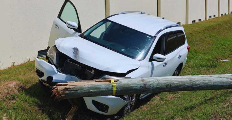 SUV colide com poste de luz na Gulf Breeze Parkway, deixando fio elétrico exposto na via