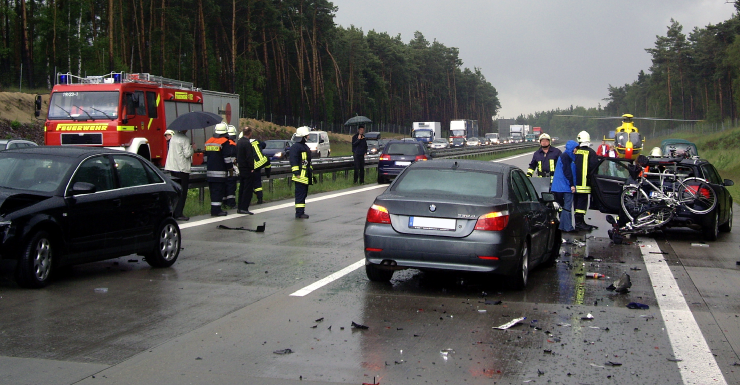 BMW bate em cerca e pega fogo após motorista perder o controle na I-275, dizem policiais