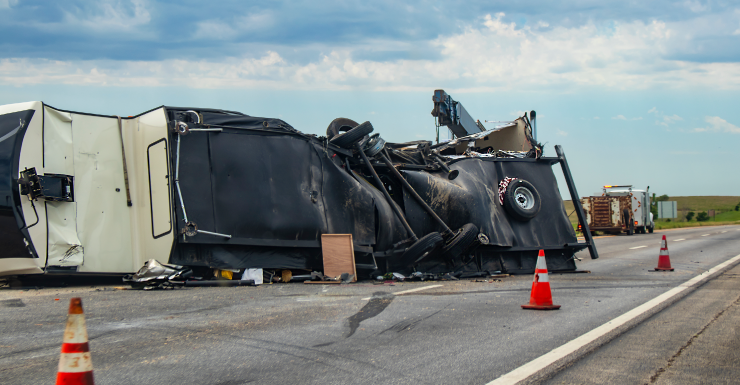 BSFR 1 pessoa é transportada de helicóptero em estado estável após acidente envolvendo caminhonete e caminhão semirreboque