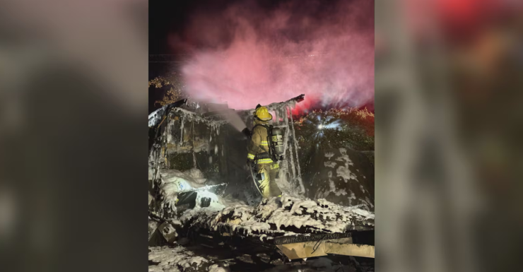 Bombeiros do Condado de Alachua combatem incêndio em trailer de viagem