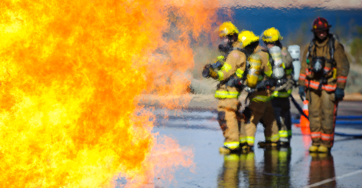 Bombeiros respondem a incêndio em veículo na Edison Avenue em Fort Myers