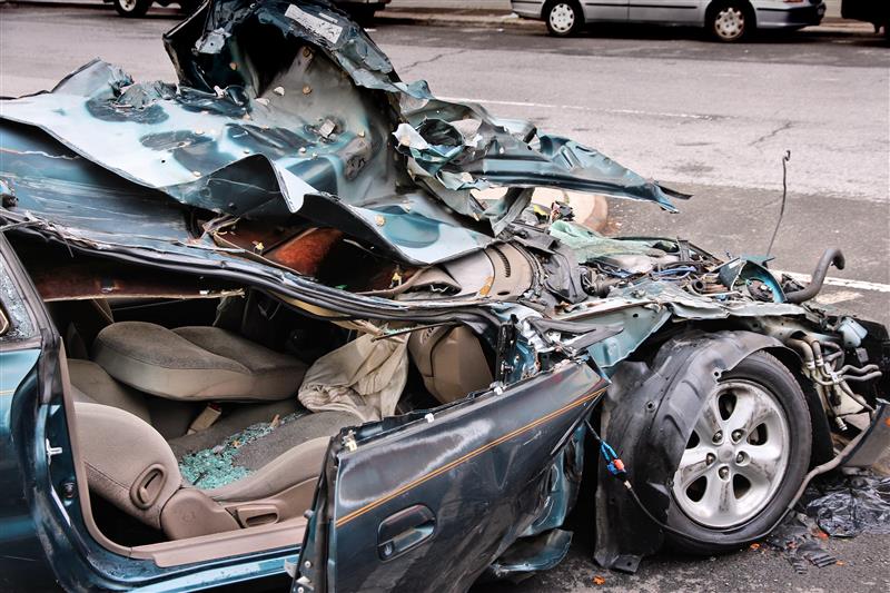 Carro destruído, 1 ferido em acidente após tentativa de parada de trânsito em North Naples