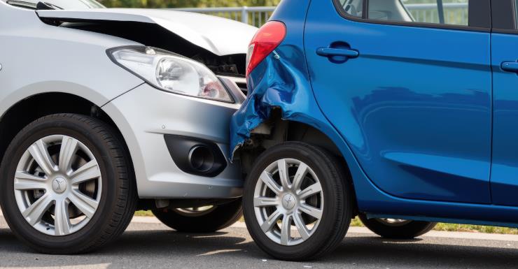 Carro invade playground em Punta Gorda; polícia procura motorista