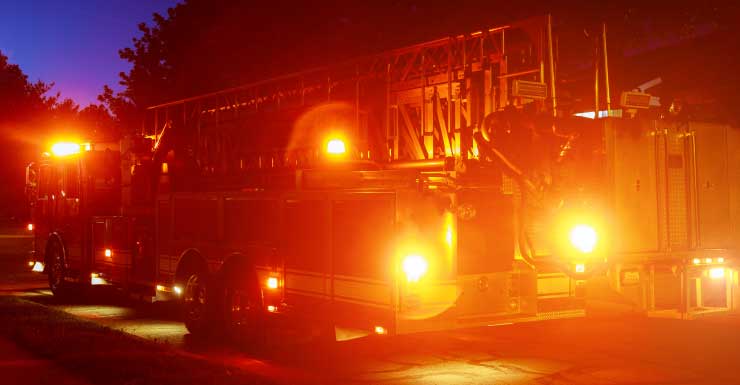 Equipes combatem incêndio em residência em Tampa