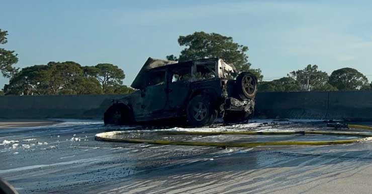 Jeep em chamas bloqueia faixa na I-95 sentido sul perto de Fort Pierce