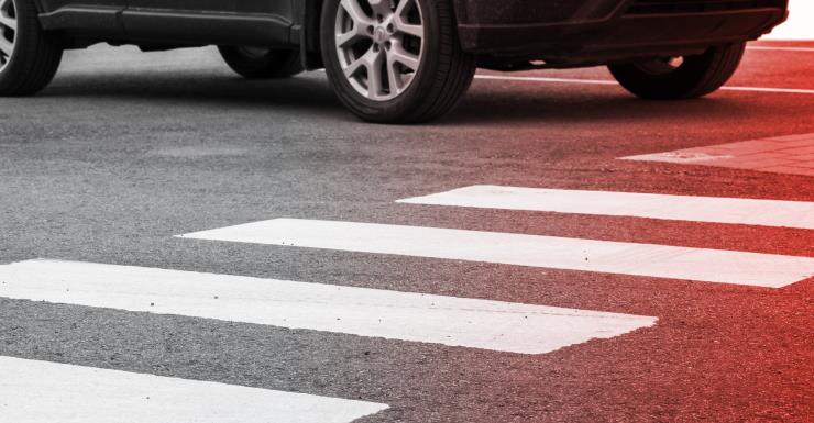 Motorista de caminhão baú atropela e mata mulher que atravessava rua em Miami Beach.