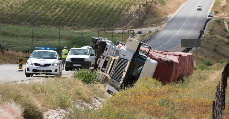Motorista de caminhão morre após tora perfurar cabine em acidente perto de Lakeland