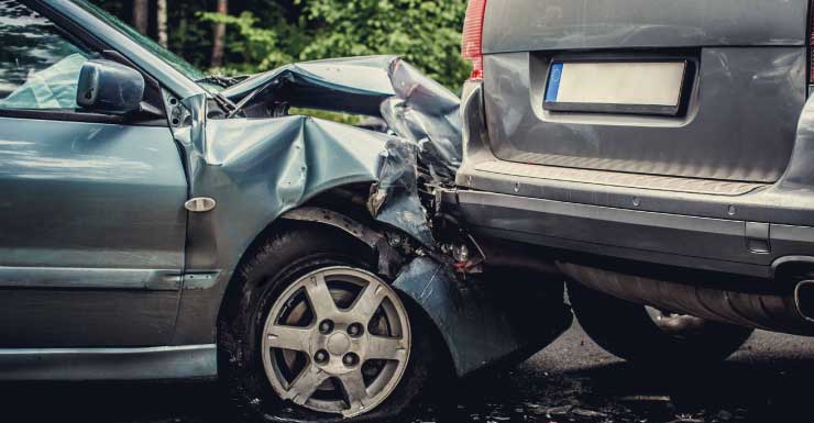 Mulher na Flórida é resgatada de carro submerso após acidente em lago de contenção