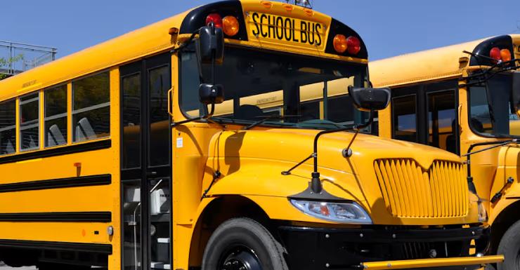 Ônibus escolar com 10 alunos colide lateralmente com reboque em Orange Park; sem feridos