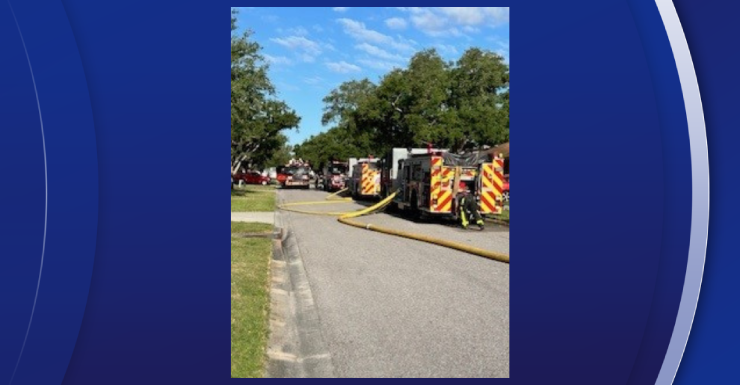 Pessoa é levada ao hospital após incêndio em residência em Palmetto North River FD