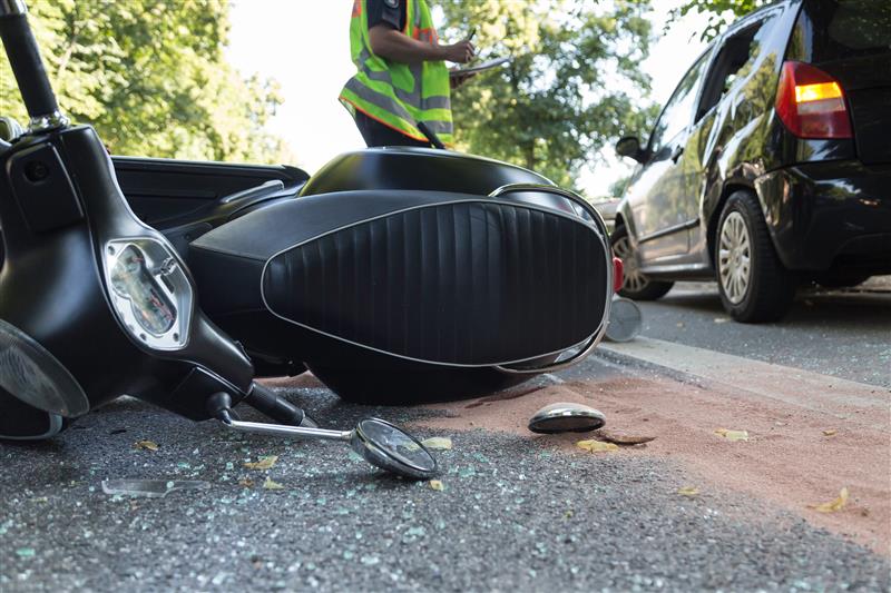 Polícia Mulher em motocicleta fica em estado crítico após acidente com fuga em Miami