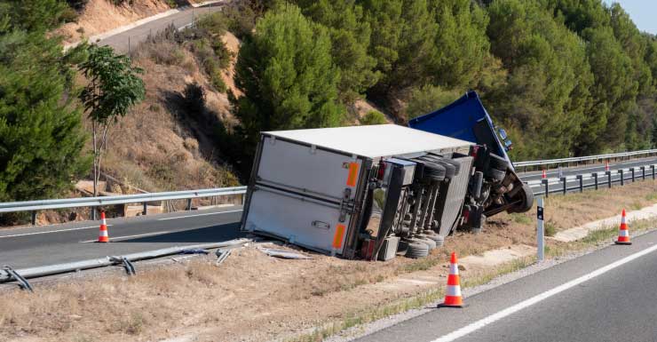 Vasos de plantas caem na Krome Road após acidente com caminhão