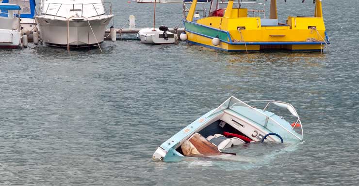 1 ferido após embarcação submergir perto de Redfish Pass, no Condado de Lee.