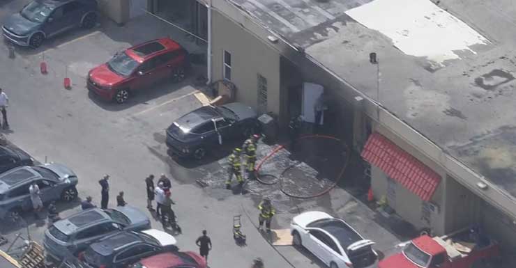 1 pessoa hospitalizada após incêndio em armazém em Hialeah Gardens