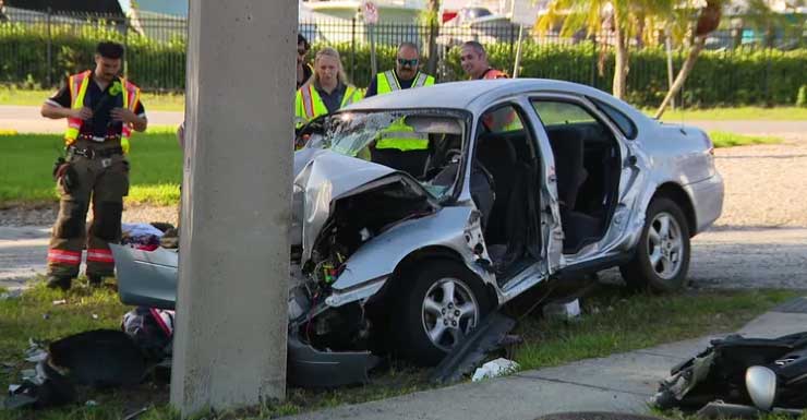 2 pessoas são levadas de helicóptero ao hospital após carro colidir com poste em US-19 no Condado de Pinellas, diz FHP