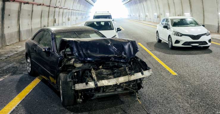 3 hospitalizados após carro despencar quase 30 pés de viaduto da I-95 no Condado de St. Lucie.