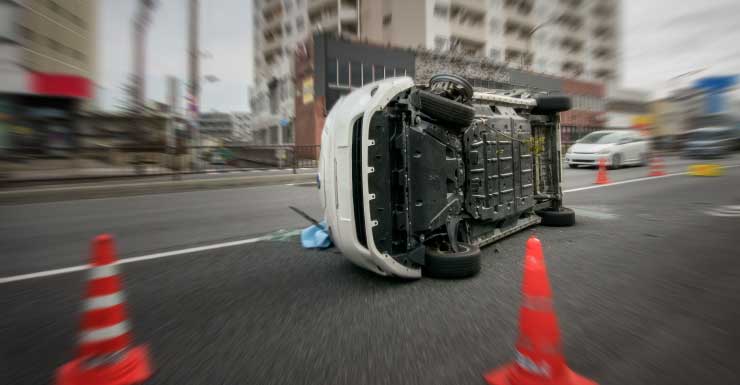 Adulto e criança hospitalizados após carro colidir com poste de energia em Royal Palm Beach.