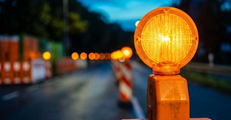 Alerta de Trânsito Faixa da esquerda bloqueada na Arlington Expressway West antes da Mathews Bridge após acidente envolvendo vários veículos