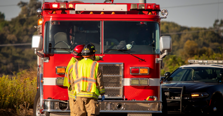 Bombeiros de Ocala libertam motorista preso após acidente.