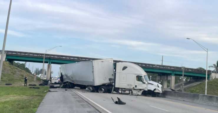 Caminhão colide com ponte na Florida Turnpike e fecha todas as faixas