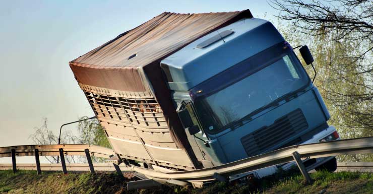 Caminhão transportando material de cascalho sofre acidente em Bee Ridge Road com Aberdeen Drive.
