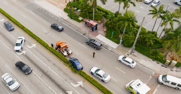 Capotamento fecha Haverhill Road em West Palm Beach