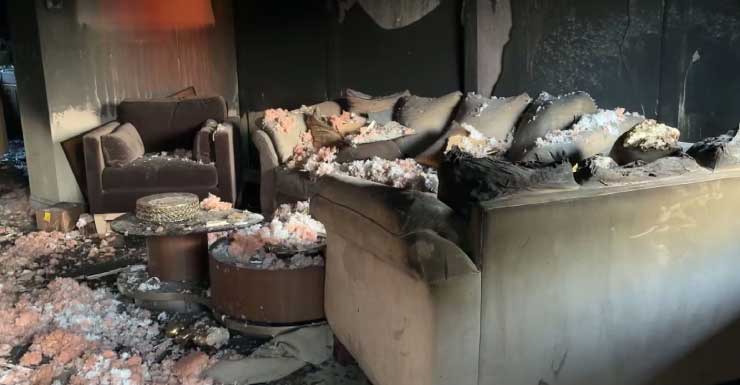 Casa em Lauderdale Lakes sofre danos significativos em incêndio