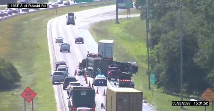 Faixas são reabertas após acidente com múltiplos veículos na I-295 perto de Pulaski Road.
