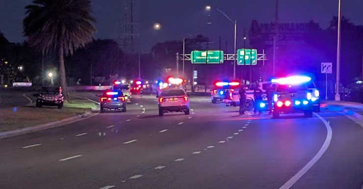 Grande presença policial em Orlando fecha John Young Parkway.