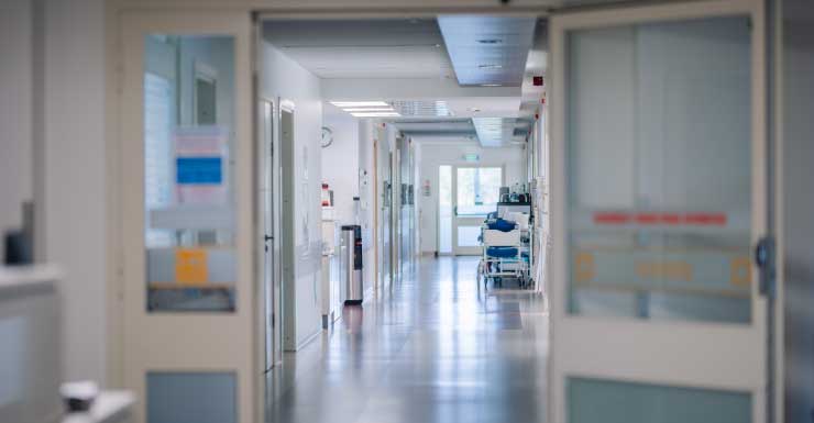 Homem de 48 anos de Pensacola morre após carro bater em estacionamento próximo ao pronto-socorro do HCA Florida West Hospital.